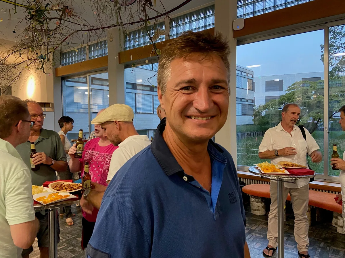 Daniel Schnyder (SVP) bei der Info-Veranstaltung zum Asylzentrum Rosengarten.